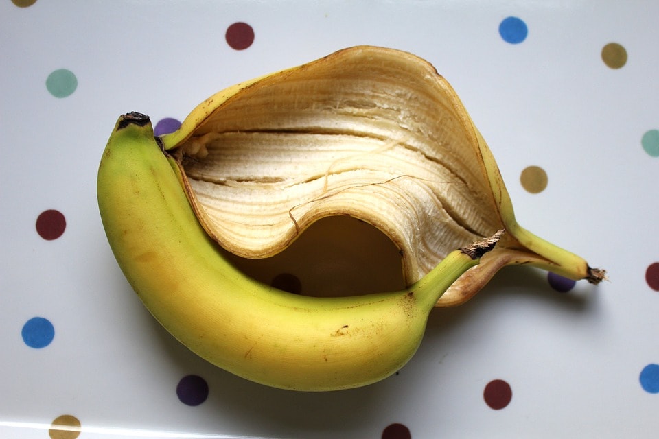 Can rabbits eat banana peels?