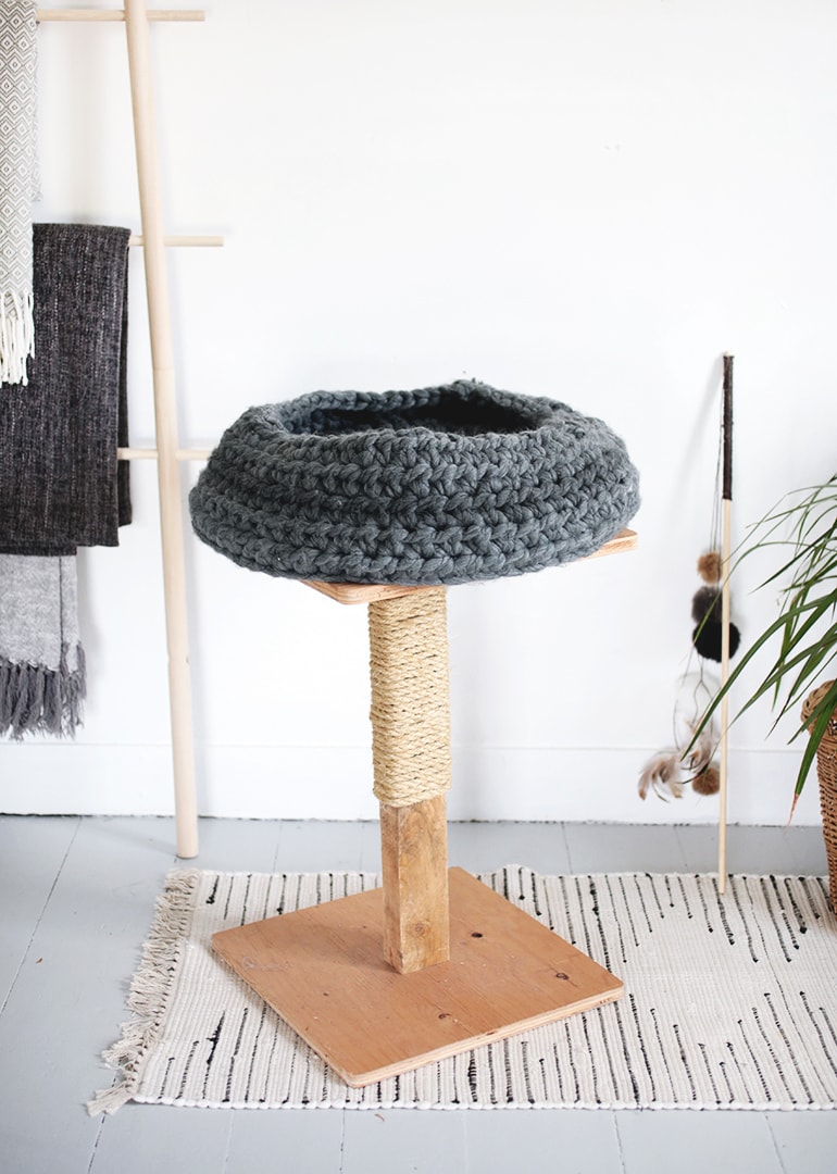 DIY Simple, Round Cat Bed