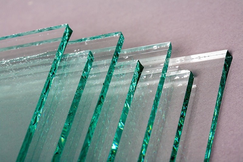 Sheets of Factory manufacturing tempered clear float glass panels cut to size