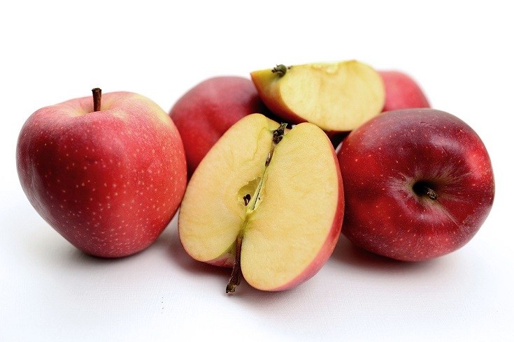 apples on white background