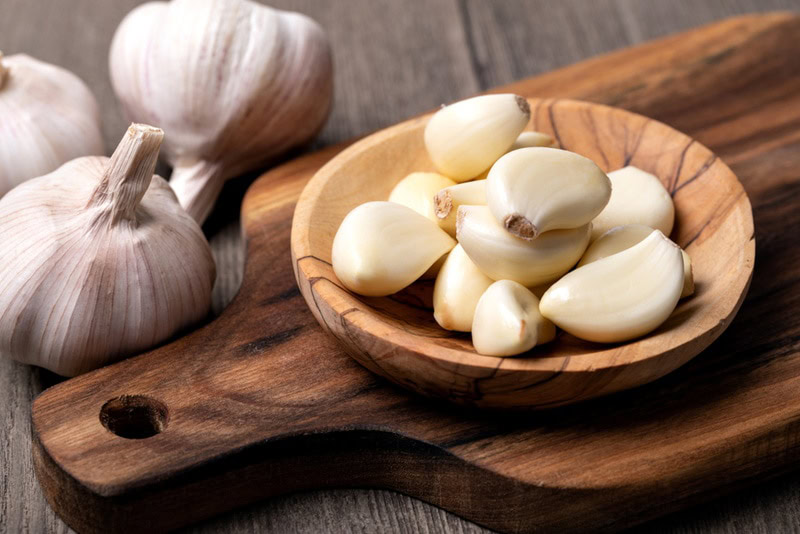 garlic gloves and bulbs