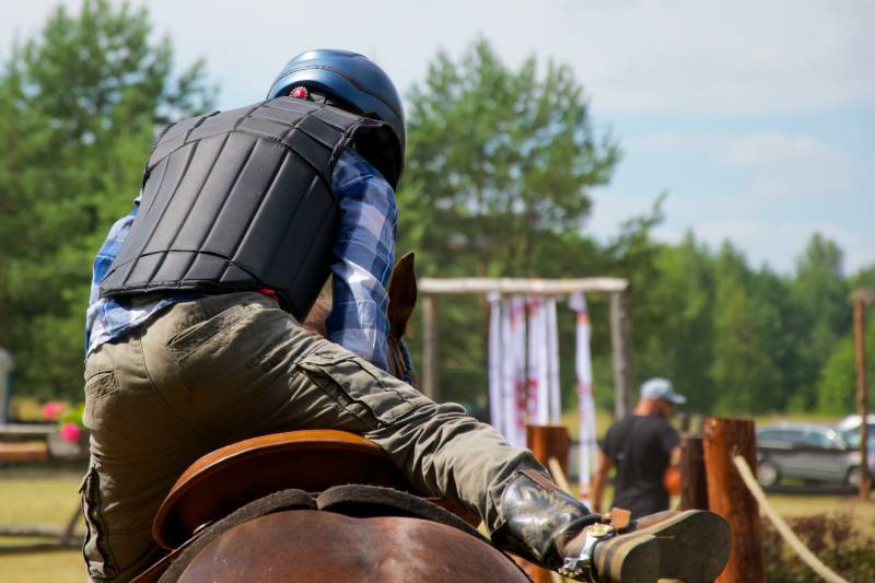 little rider gets on the horse