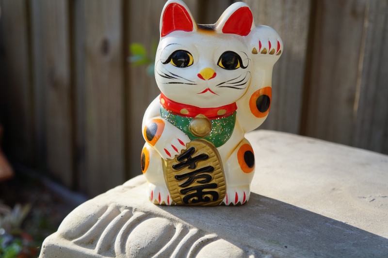 maneki-neko (Beckoning Cat)