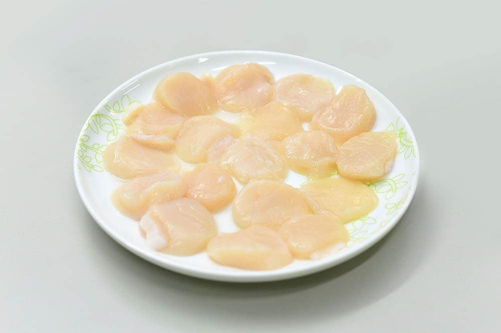 raw-scallops-on-a-plate_MYCCF_Pixabay