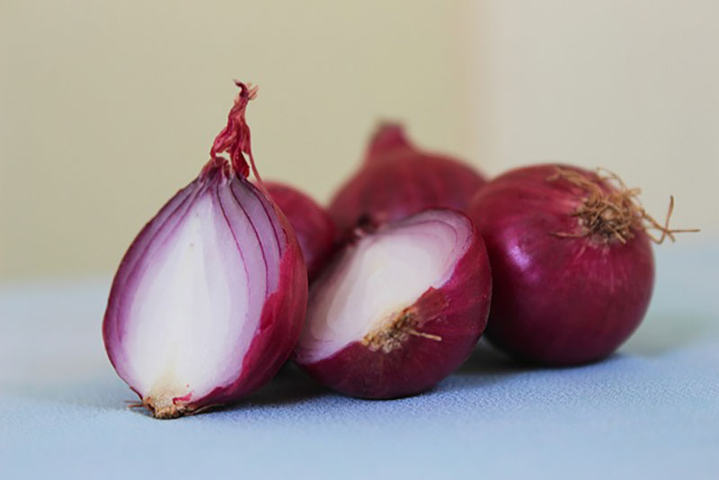 sliced onions