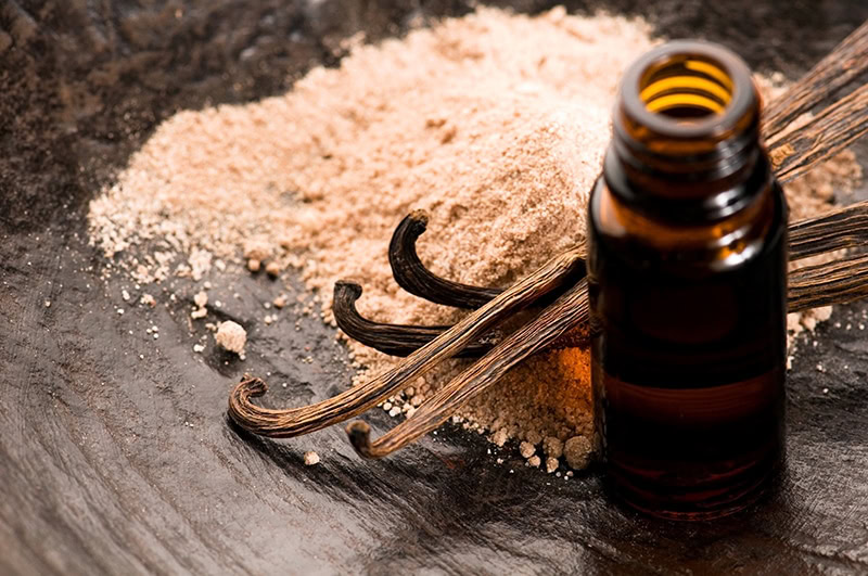 vanilla essential oil and powder