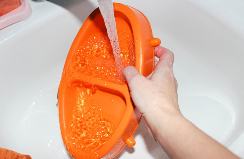 washing pet food bowl